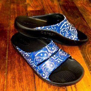 OOFOS OOahh Womens Size 7 Sandals Blue/White Bandana Recovery Lightweight Slides